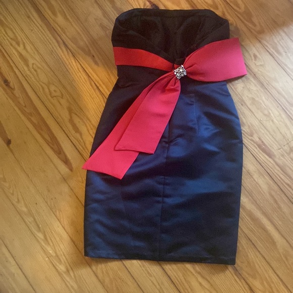 Strapless, silk short gown. Simple but stunning back bow with jewels. - Picture 2 of 4